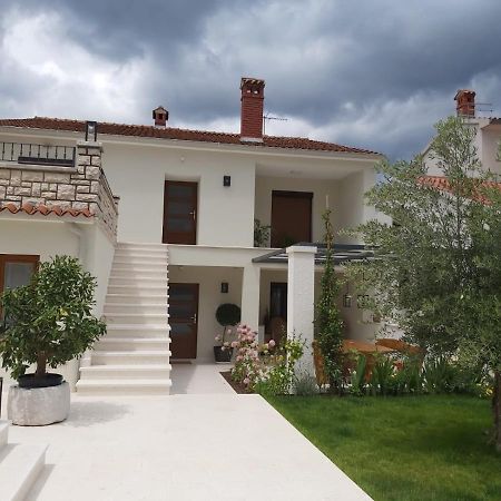 Haus Silvia Apartment Ровин Екстериор снимка