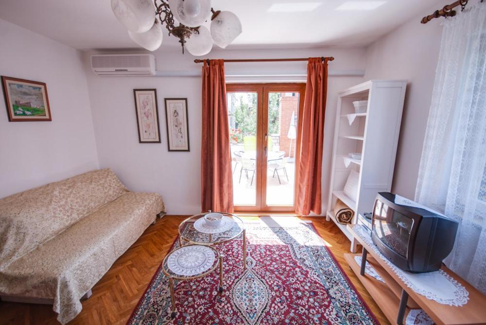 Haus Silvia Apartment Ровин Екстериор снимка