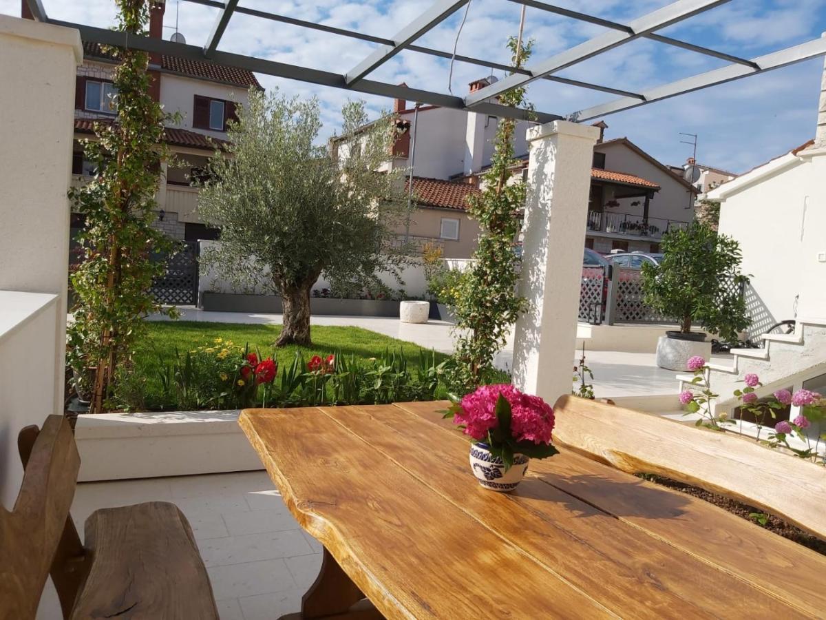 Haus Silvia Apartment Ровин Екстериор снимка
